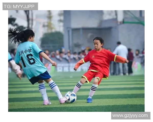 当绿茵场上的爱情邂逅足球明星与平凡女孩的浪漫故事