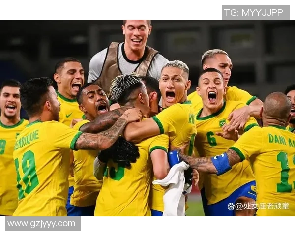 足球明星在草坪上滑翔庆祝瞬间展现激情与荣耀的完美结合